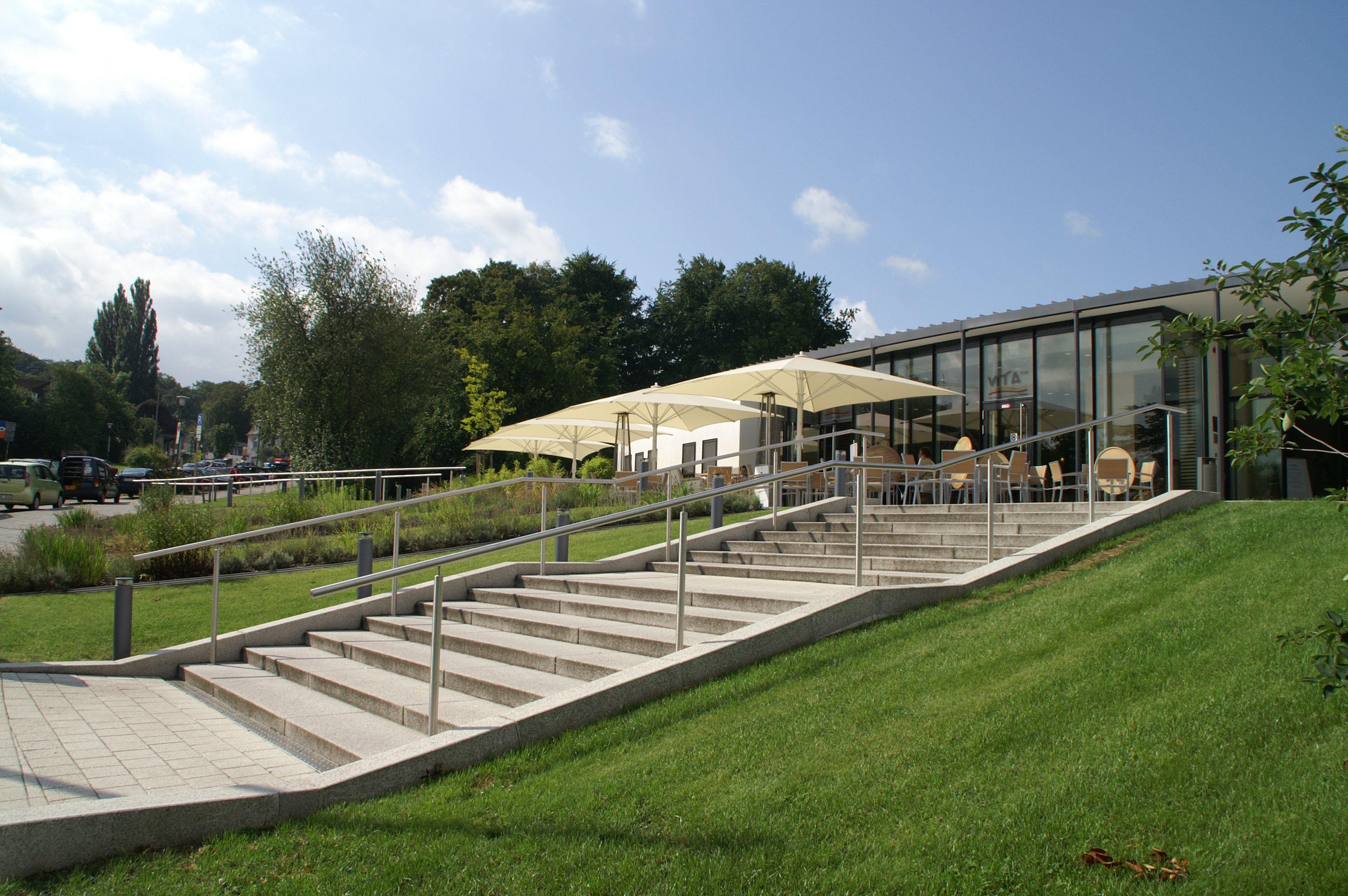 matthias-claudius-gymnasium-gehrden-schnittansicht-treppe-sitzen-terrasse-baum-bluete